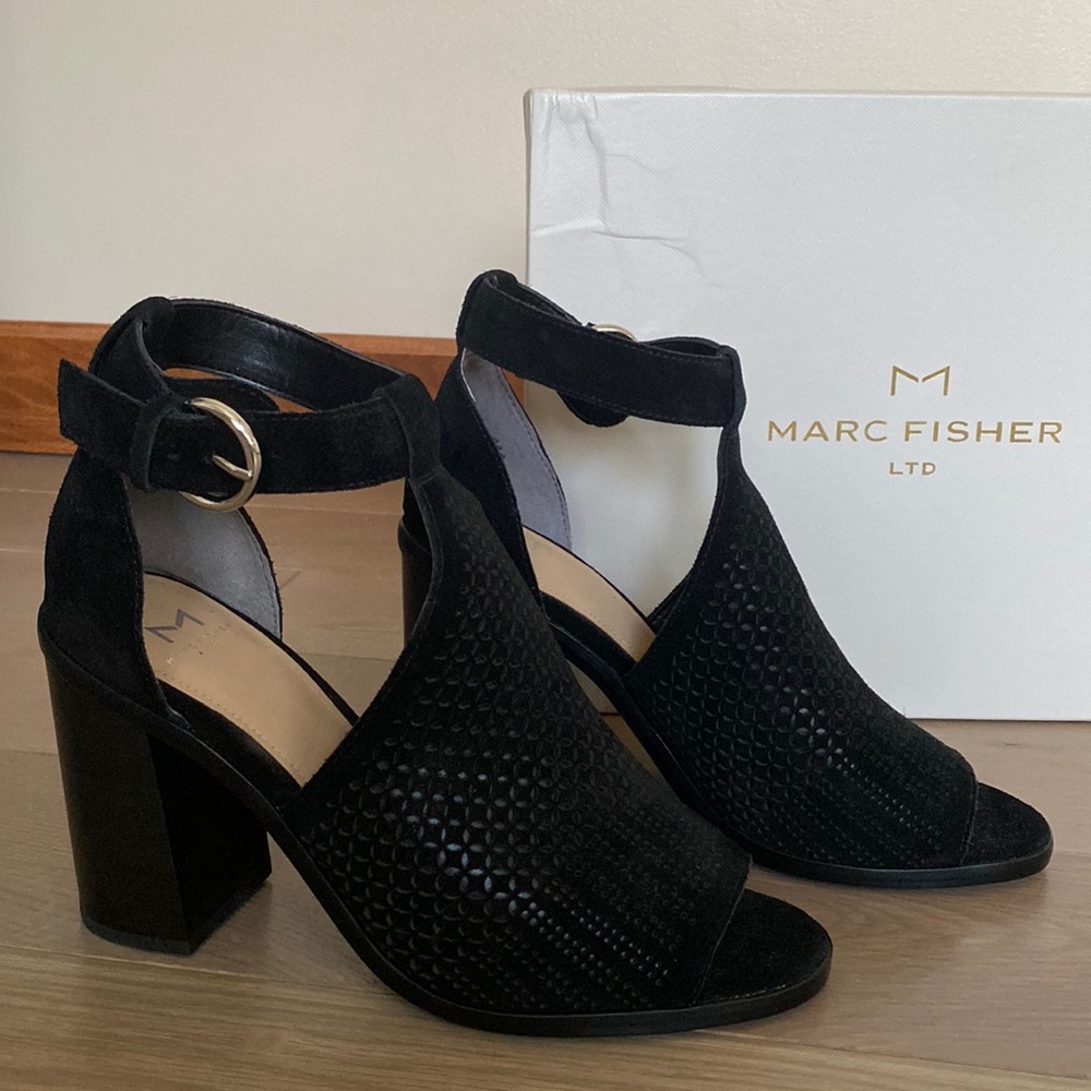 Marc Fisher Vixen size 9 women’s black cutout suede sandals NWOT
